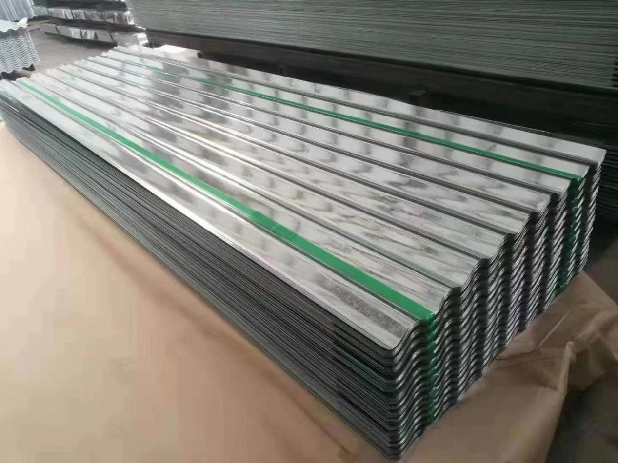 Des feuilles de toiture en tôle ondulée revêtues de zinc sont expédiées