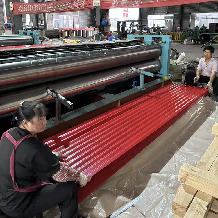 Toiture en tôle ondulée enduite de couleur